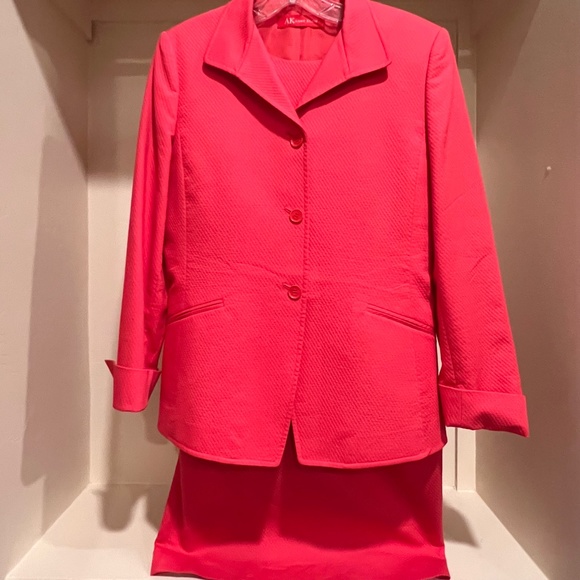 Shocking Pink vintage  suit with padded shoulders - Picture 1 of 13